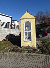 Výklenková kaplička PM pod školou