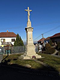 krucifix na spodním konci obce