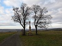 kamenný kříž za Kelníky