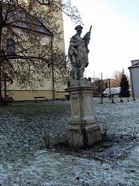 barokní sochy světců pod kostelem