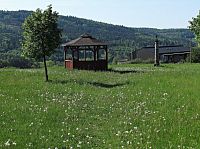Odpočinkový altán a Boží muka nad Pozlovicemi
