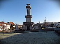 zvonice má po stranách Pomníky padlým