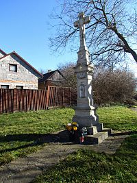 kamenný kříž na horním konci obce