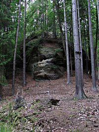 skalní útvary v dolní části rokle