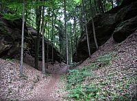 boční rokle se vstupní soutěskou