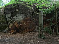 skála namísto hradby