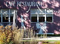 na fasádě ještě starý název