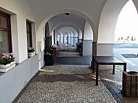 podloubí východní fronty domů