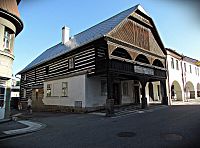 Gansův dům na nejzašším cípu západního bloku stavení