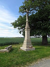 kříž před Chrášťany