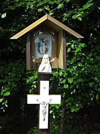 sloup naproti altánu