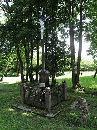 kříž před zámkem