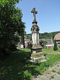 kříž u kostela