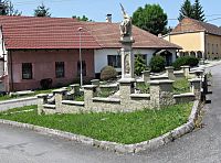 střed vsi se sousoším Piety