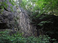 pískovcový lom na okraji zástavby