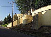 ohradní zeď kostela a hřbitova