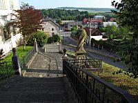 socha sv.Josefa a schodiště dolů do městyse