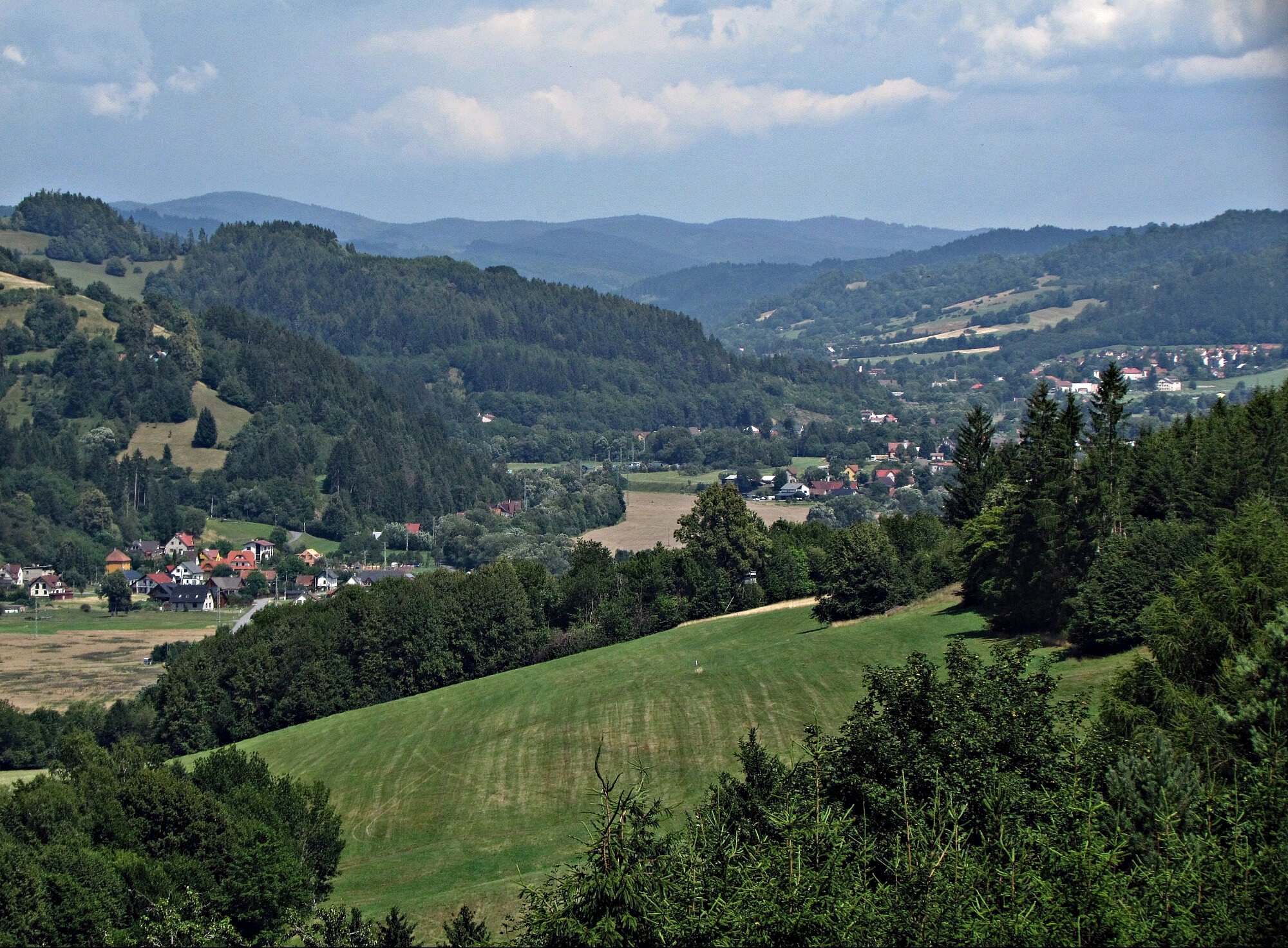 Javorníky - výhledy z polní cesty nad Hovězím