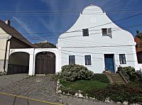 na spodním konci ulice