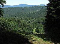 výhledy k severu na Vsetínské vrchy a Beskydy