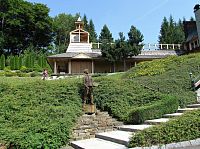 Dřevěná kaple a sochy výtvarníků u Horského hotelu Soláň