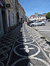 mozaikový chodník na Husově náměstí