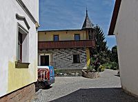 v městečku Železnice