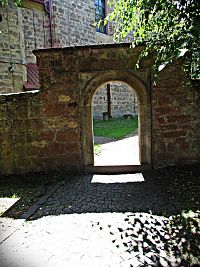 vstup do kostelního areálu