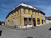 do centra městečka