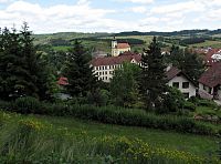 výhled na městys Pecka