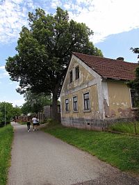 zpáteční sestup do městyse