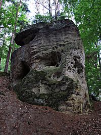 kousek po červené a následně po žluté k Hrázce