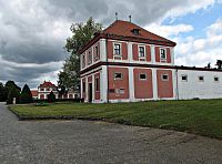 v zámeckém areálu