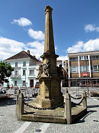 sloup se sochou Panny Marie