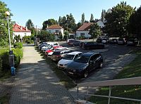 parkoviště a parčík přes vyústěním do Hradské