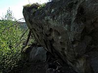 při horním konci skal