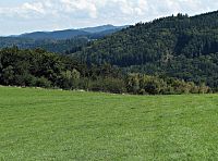 Hlavní hřeben Vizovických vrchů, na obzoru bílé Karpaty