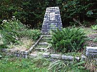 Bohuslavice u Zlína - Památník a partyzánský bunkr v Zákopaničí