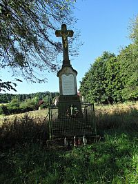 kamenný kříž u osady