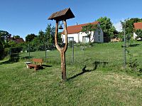 nová zvonička a lavečka