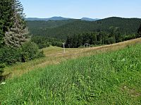 výhled z vrcholu skiareálu na Beskydy