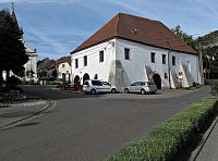 budova Obú ještě z ulice Lužní