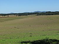 vzdálený Starojický kopec, Petřvaldská hora a Svinec
