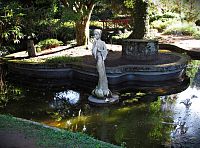 Sochy dívek a žen v luhačovickém Lázeňském parku