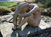 Socha ženy myjící si vlasy