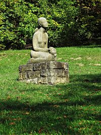 Plastika klečící dívky