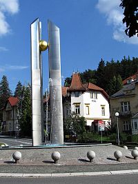 kruhový objezd s fontánou