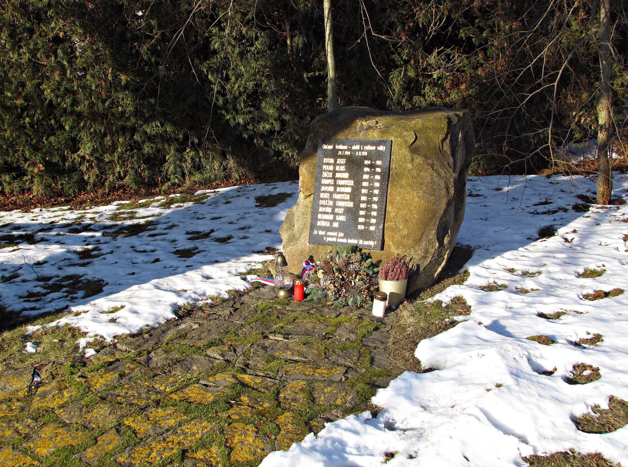 Velíková - Pomník padlým a kamenný krucifix