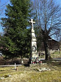 kamenný krucifix nad rybníčkem