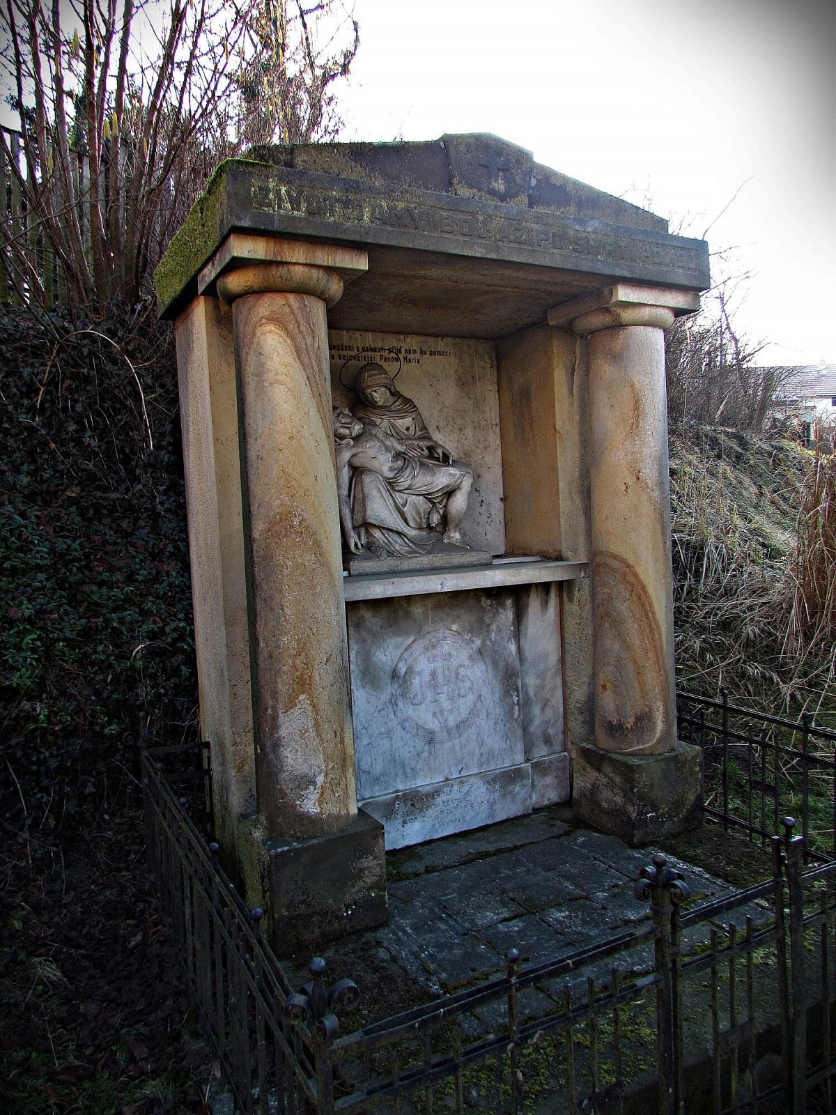 Loukovské sochy a Pieta